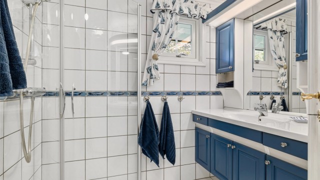 Flislagt bad med varmekabler i gulvet.