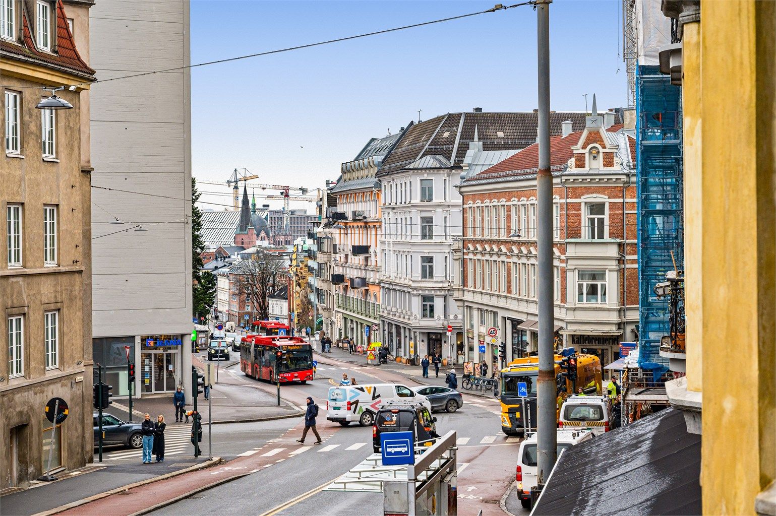 Her kan du følge med på byens yrende liv fra balkongen din. 
