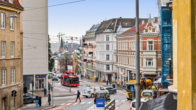 Her kan du følge med på byens yrende liv fra balkongen din.