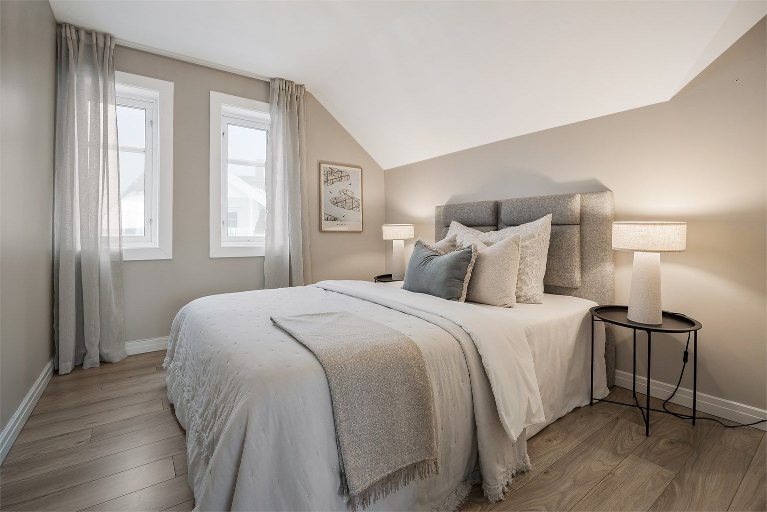 Boligen har fire soverom av god størrelse i andre etasje.