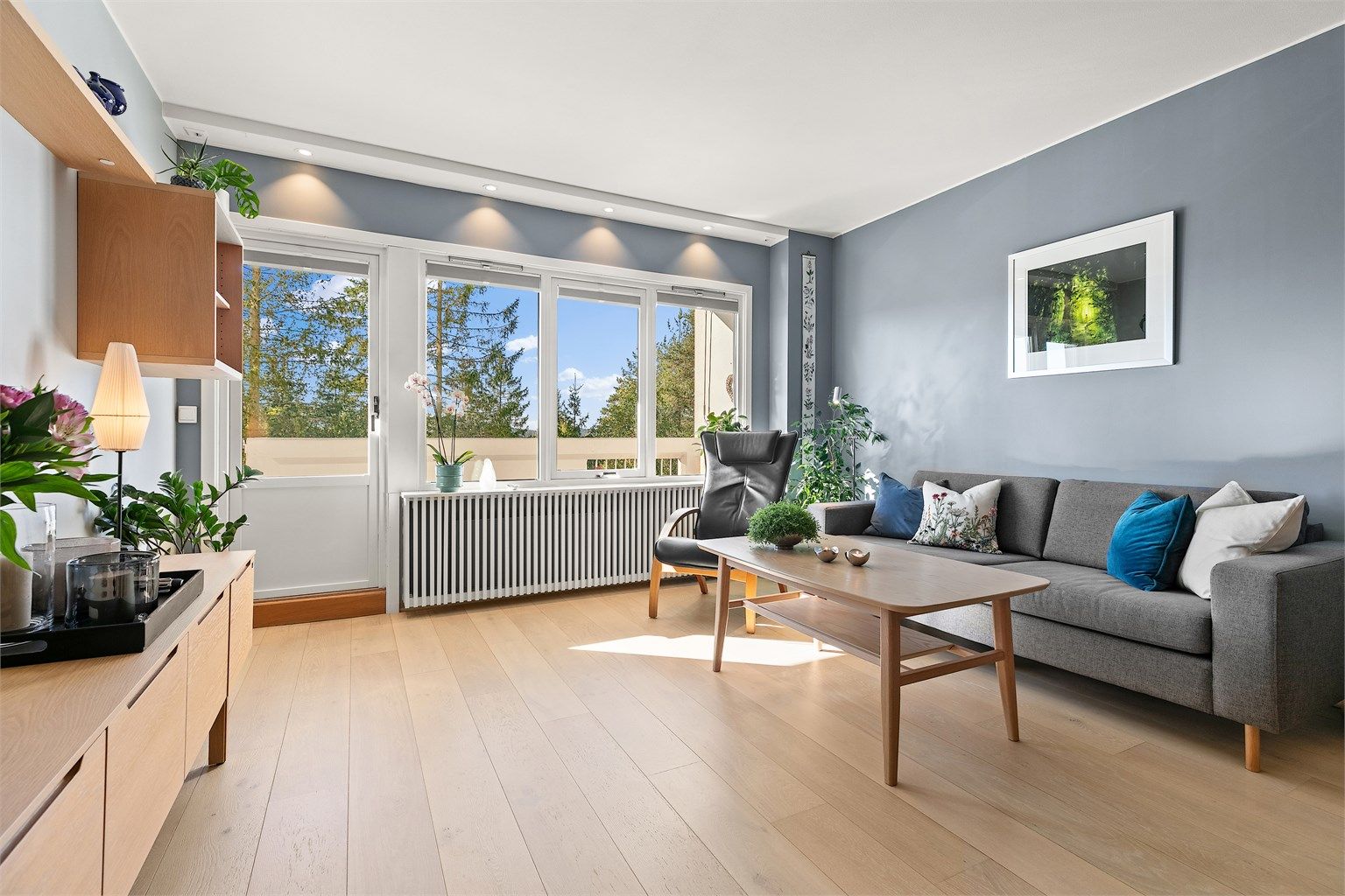 Fra stuen har du utgang til en balkong på 13m², som gir en herlig forlengelse av stuen.