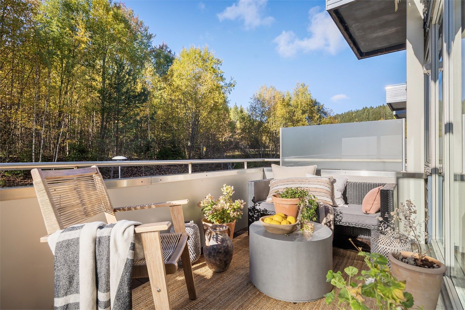 Her har man med andre ord god plass til utemøblement som en sittegruppe og grill - det er tillatt med el- og/eller gassgrill