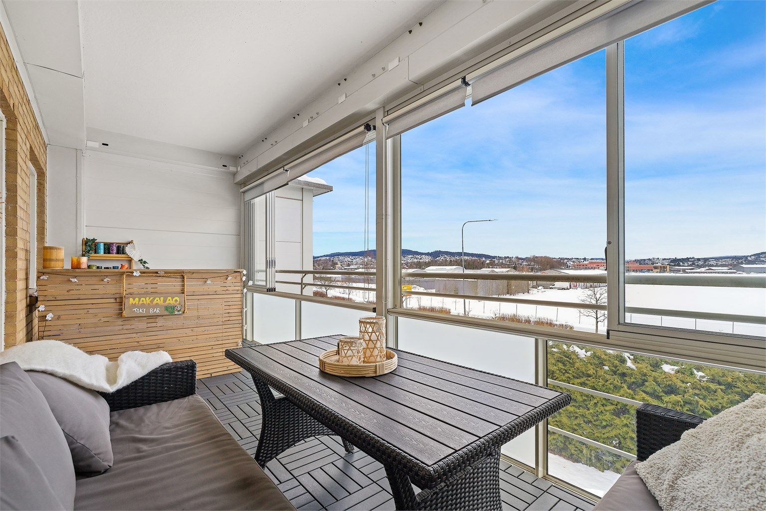 Romslig innglasset balkong på 13 m² som fungerer som en forlengelse av stuen med utsikt over Kjeller og Lillestrøm