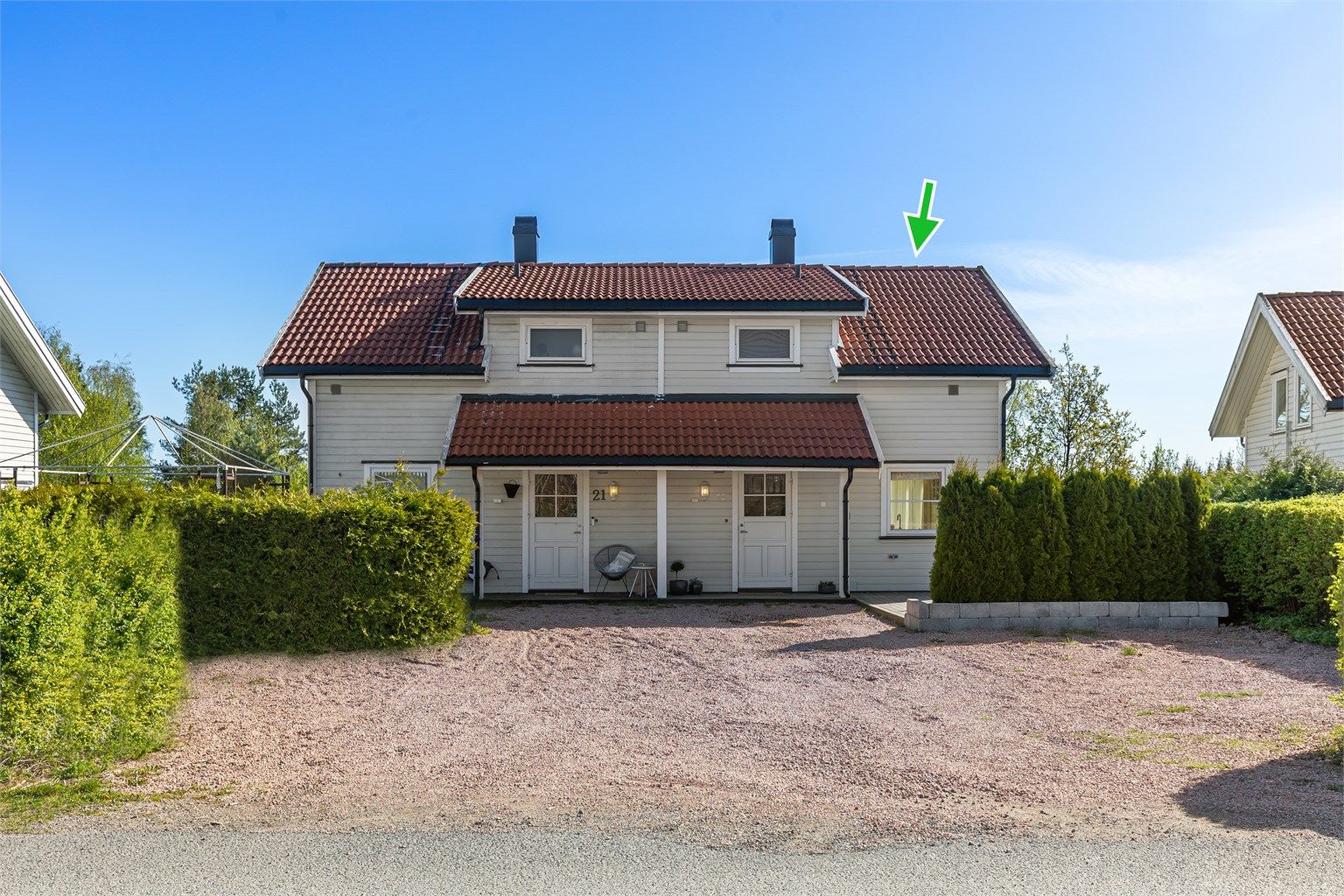 Gode parkeringsforhold på gruset gårdsplass