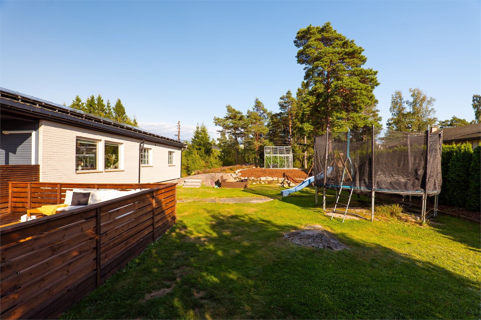 Hagen er en lett tilgjengelig boltreplass for barna, året gjennom.