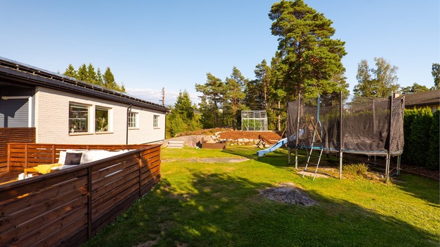 Hagen er en lett tilgjengelig boltreplass for barna, året gjennom.