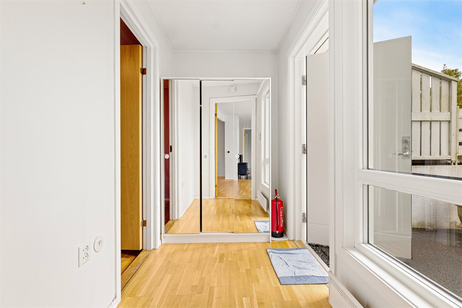 Entréen har plass til klesoppheng og er innredet med speilskyvedørsgarderobe.