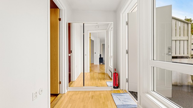 Entréen har plass til klesoppheng og er innredet med speilskyvedørsgarderobe.