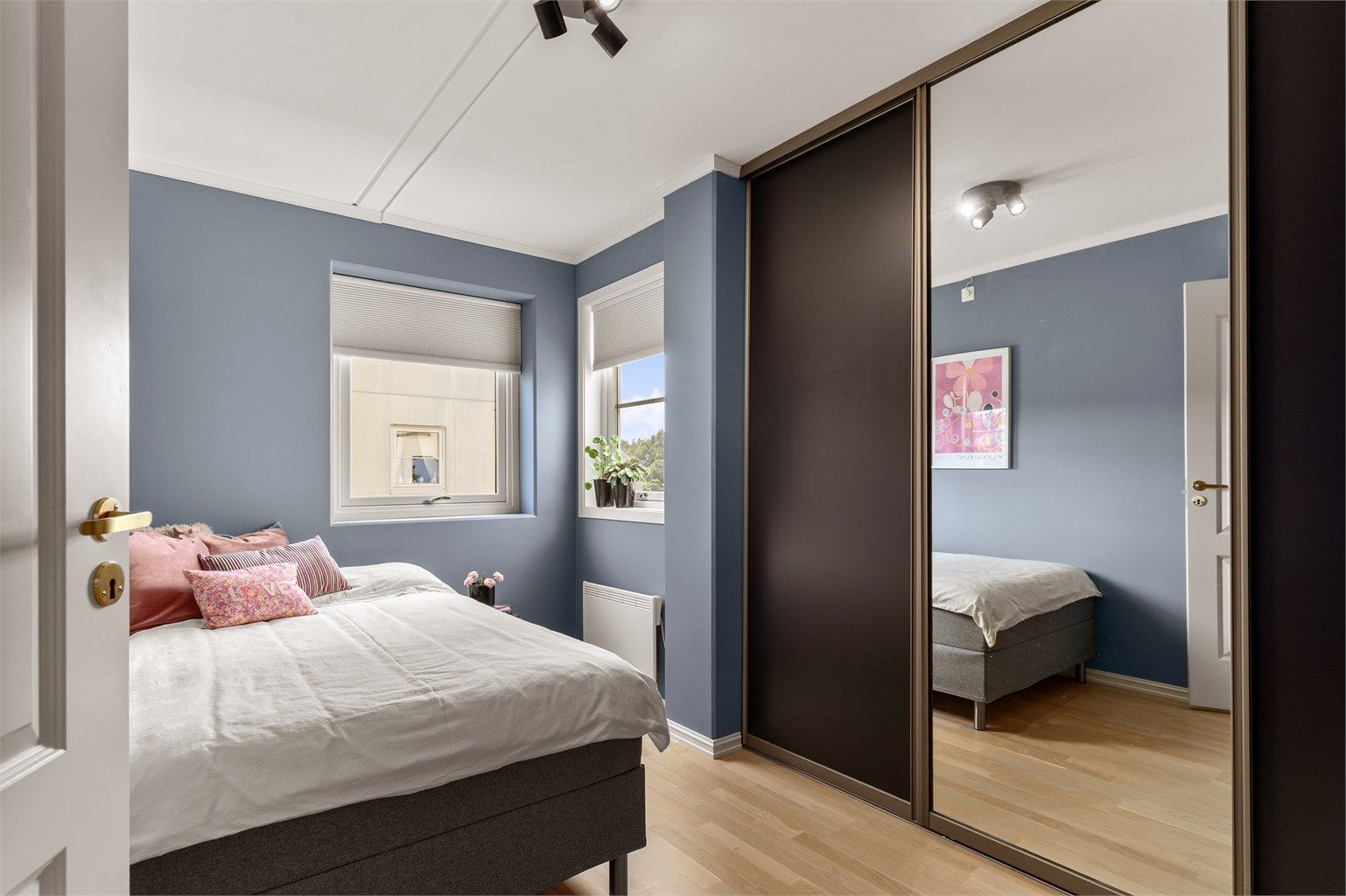 Soverom 1 med skyvegarderobe 