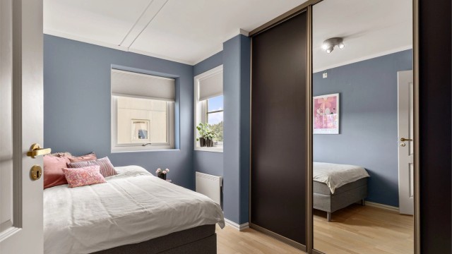 Soverom 1 med skyvegarderobe