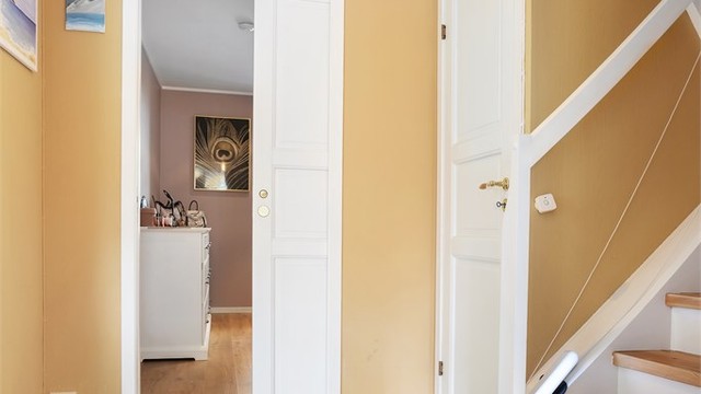Innvendig trapp i tre leder opp til 2. etasje.
