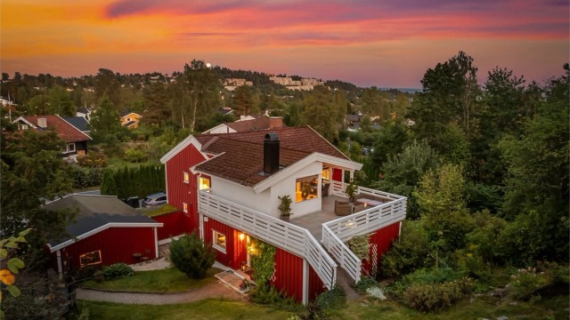 Familiedrøm på Eiksmarka! Flott tomannsbolig med solrik hage, 4–5 soverom, to stuer med peis og garasje