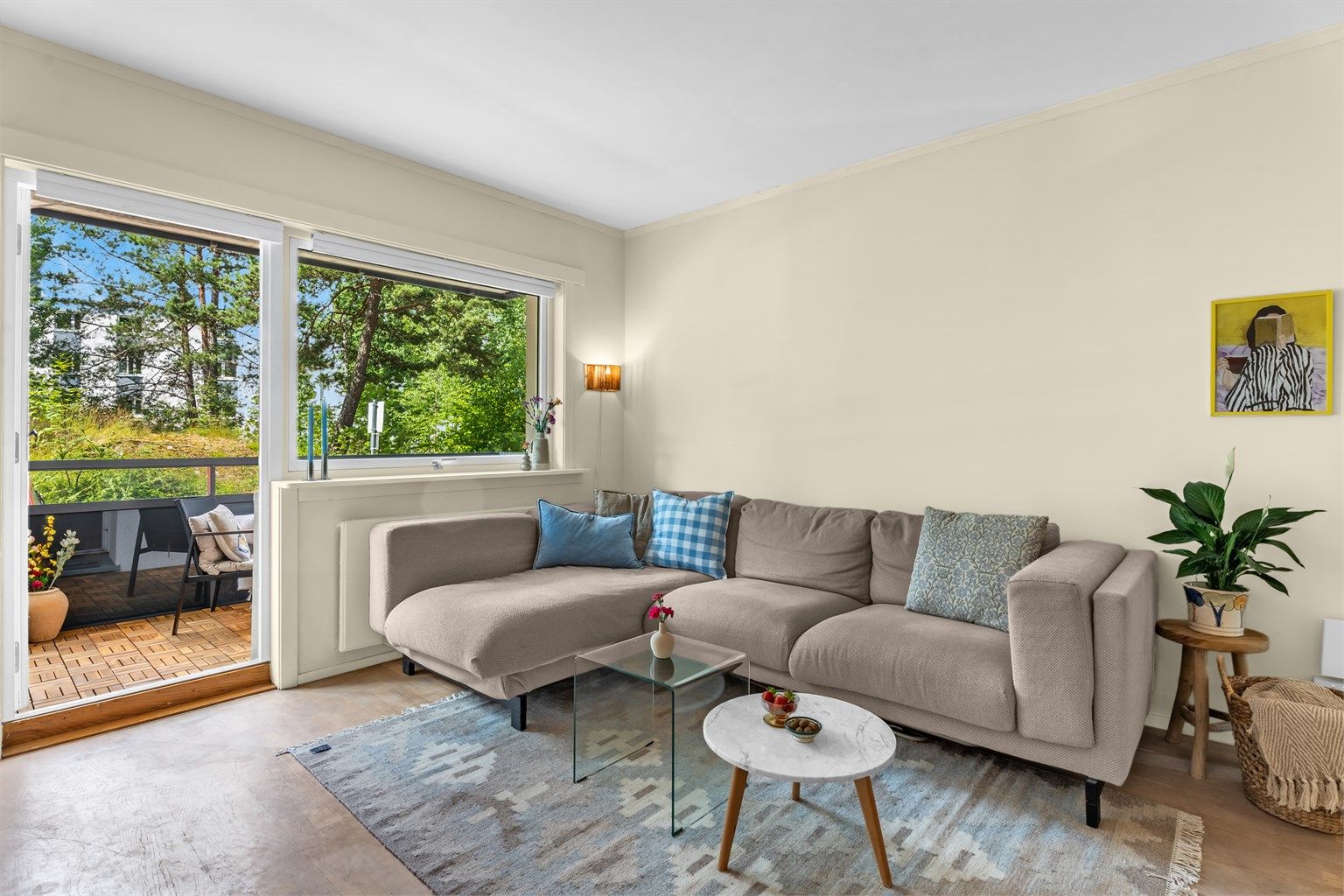 Store vindusflater gir mye naturlig lysinnslipp 