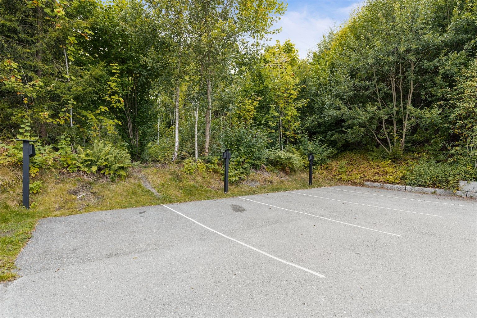 Det medfølger 1 parkering på felles parkeringsplass. Felles bruksrett til parkering med de andre sameierne er vedtektsfestet. Det er satt opp 5 felles EL-billadere i sameiet.