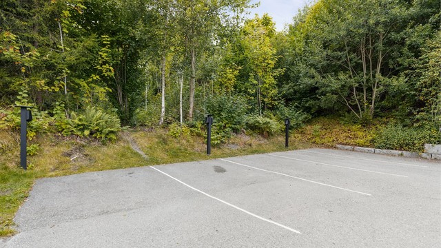 Det medfølger 1 parkering på felles parkeringsplass. Felles bruksrett til parkering med de andre sameierne er vedtektsfestet. Det er satt opp 5 felles EL-billadere i sameiet.