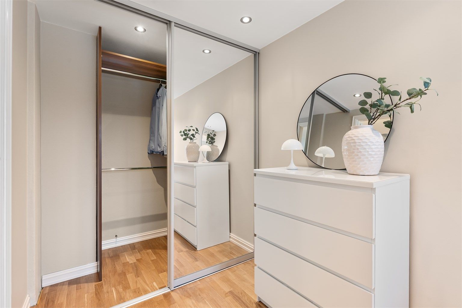 Garderoben har en praktisk innredning med både hyller og heng.