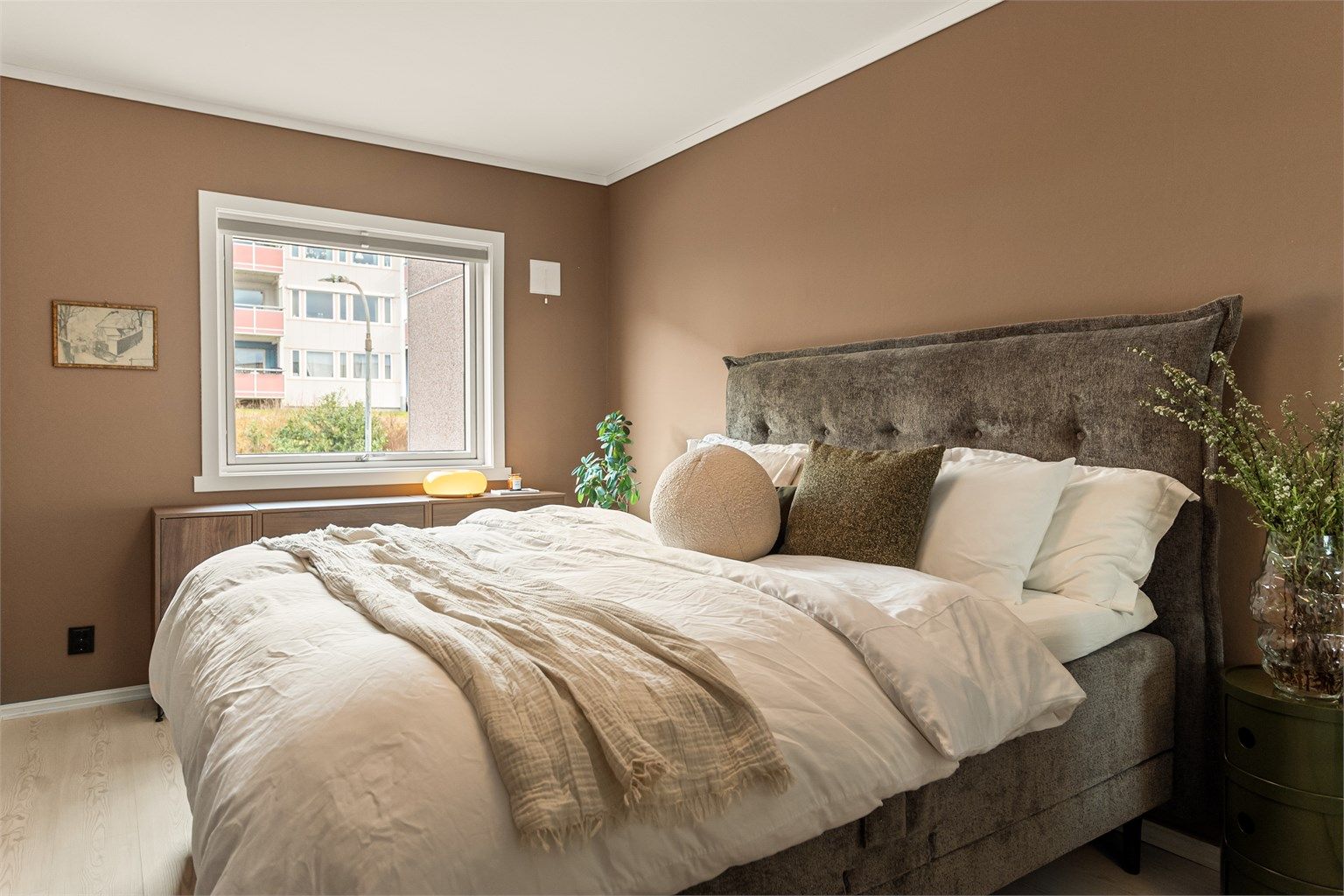 - Hovedsoverommet er av meget god størrelse med god plass til dobbeltseng -