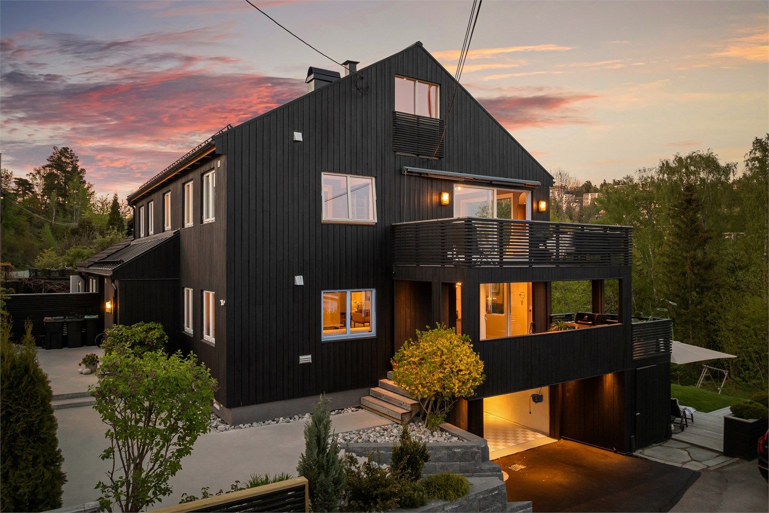 Velkommen til Voll Terrasse 37A! Her får du romslige løsninger, flotte materialvalg og en beliggenhet som kombinerer privatliv med naturnære omgivelser