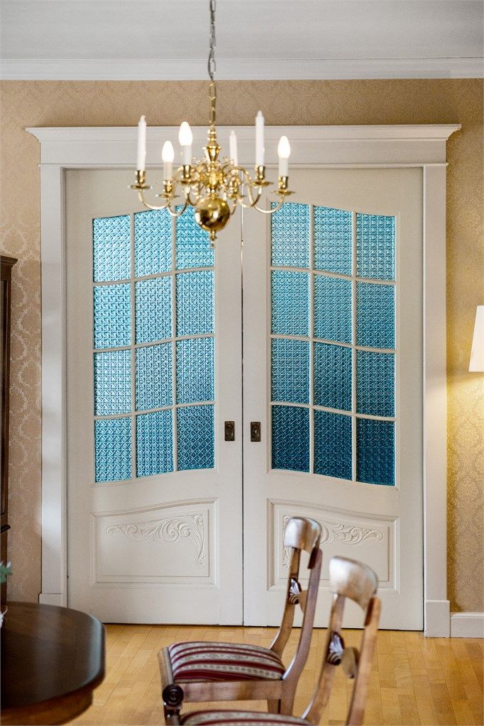 Vakker skyvedør mellom stuene i 2. etasje.