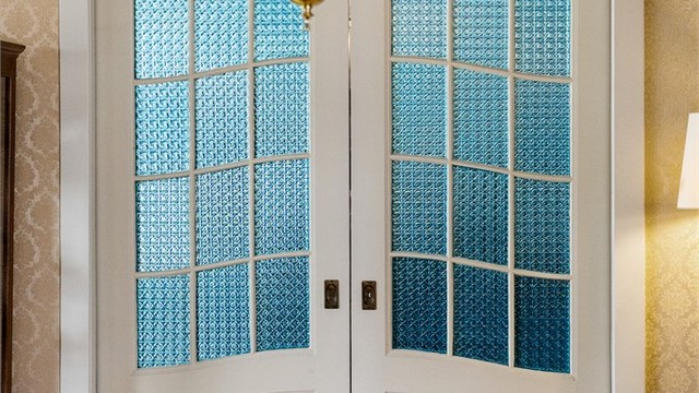 Vakker skyvedør mellom stuene i 2. etasje.