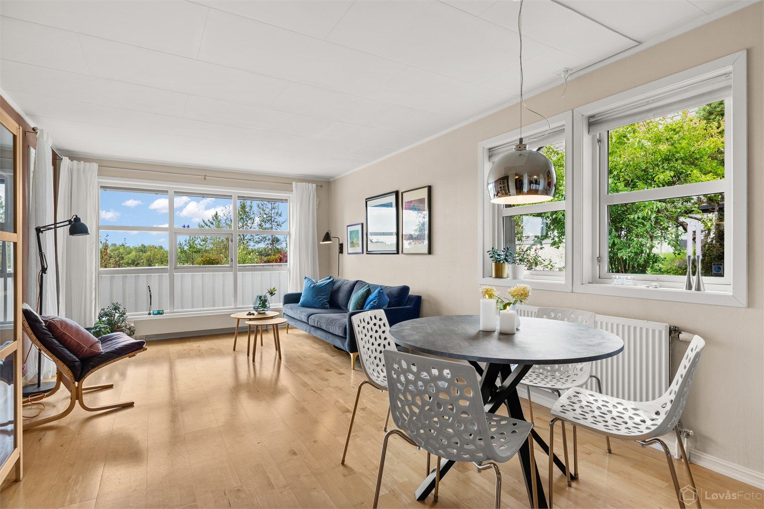 Oppholdsrommet har plass til både spisebord og sofakrok.
