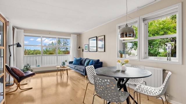 Oppholdsrommet har plass til både spisebord og sofakrok.