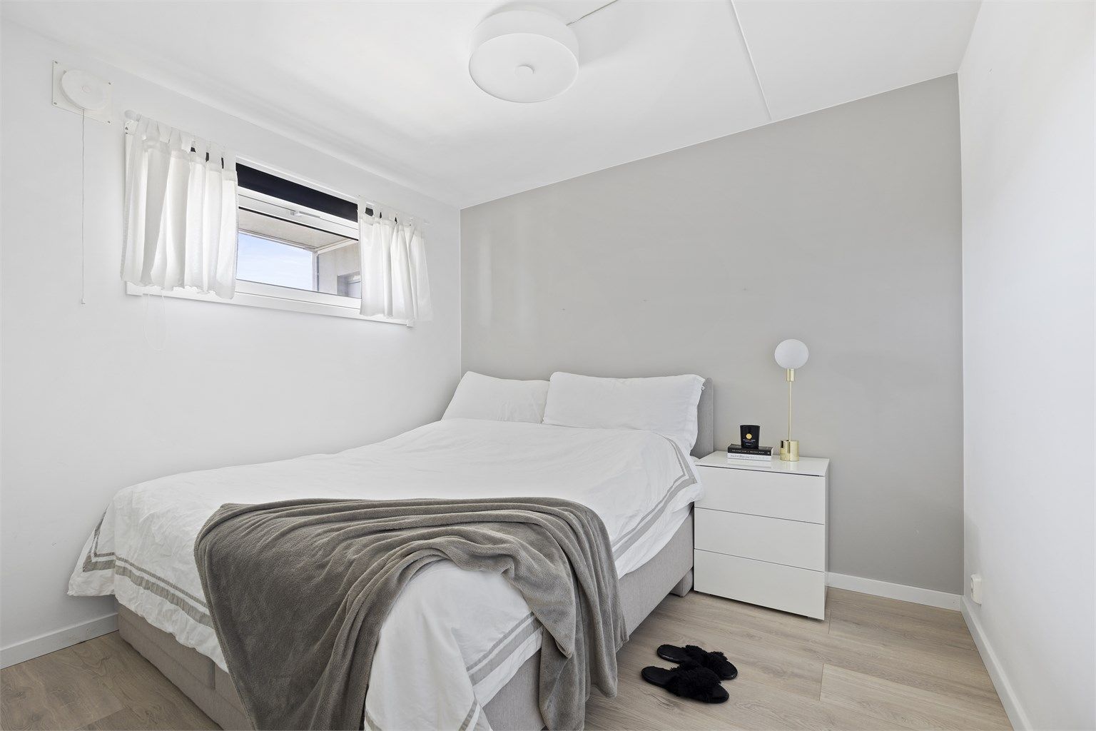 Lunt soverom med plass til blant annet dobbeltseng, nattbord, skrivebord og kontorstol