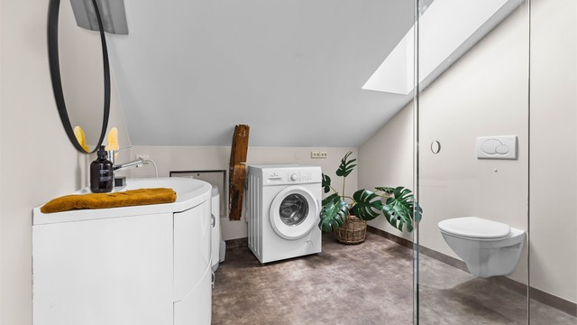 Badet har gulvvarme og opplegg for vaskemaskin. Vaskemaskinen medfølger.