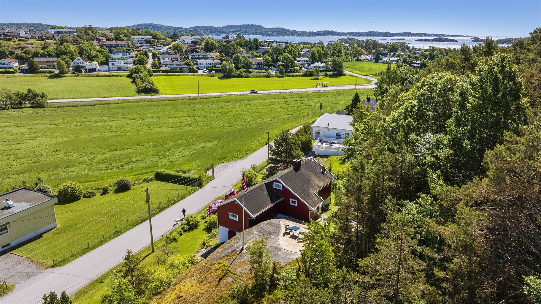Her bor man tett på sjøen, flotte turområder og barnevennlig miljø