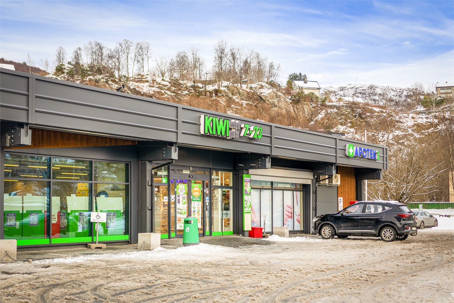 Like utenfor ligger Kiwi Toppe, det er også busstopp like ved med hyppige avganger ved 3-bussen 