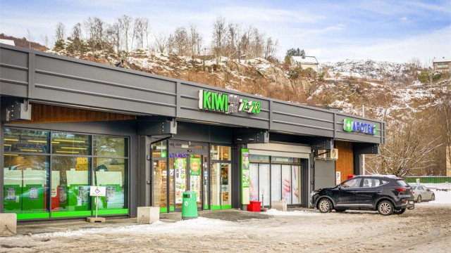 Like utenfor ligger Kiwi Toppe, det er også busstopp like ved med hyppige avganger ved 3-bussen