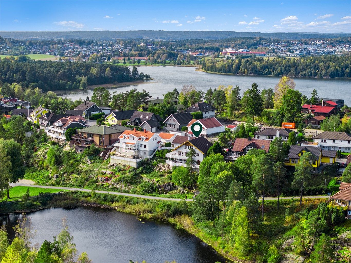 Boligen har en flott beliggenhet i den ytre rekken uten direkte innsyn.