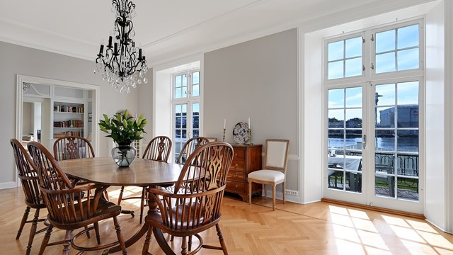 Her er det god plass til et stort spisebord for sammenkomster.