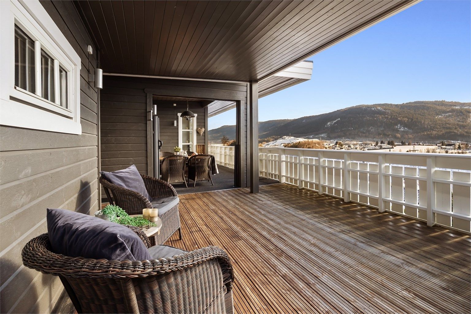  Fin uteplass på stor delvis overbygget terrasse med god plass til utemøbler