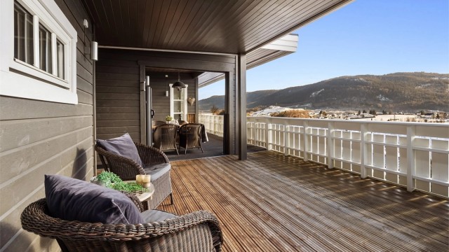 Fin uteplass på stor delvis overbygget terrasse med god plass til utemøbler