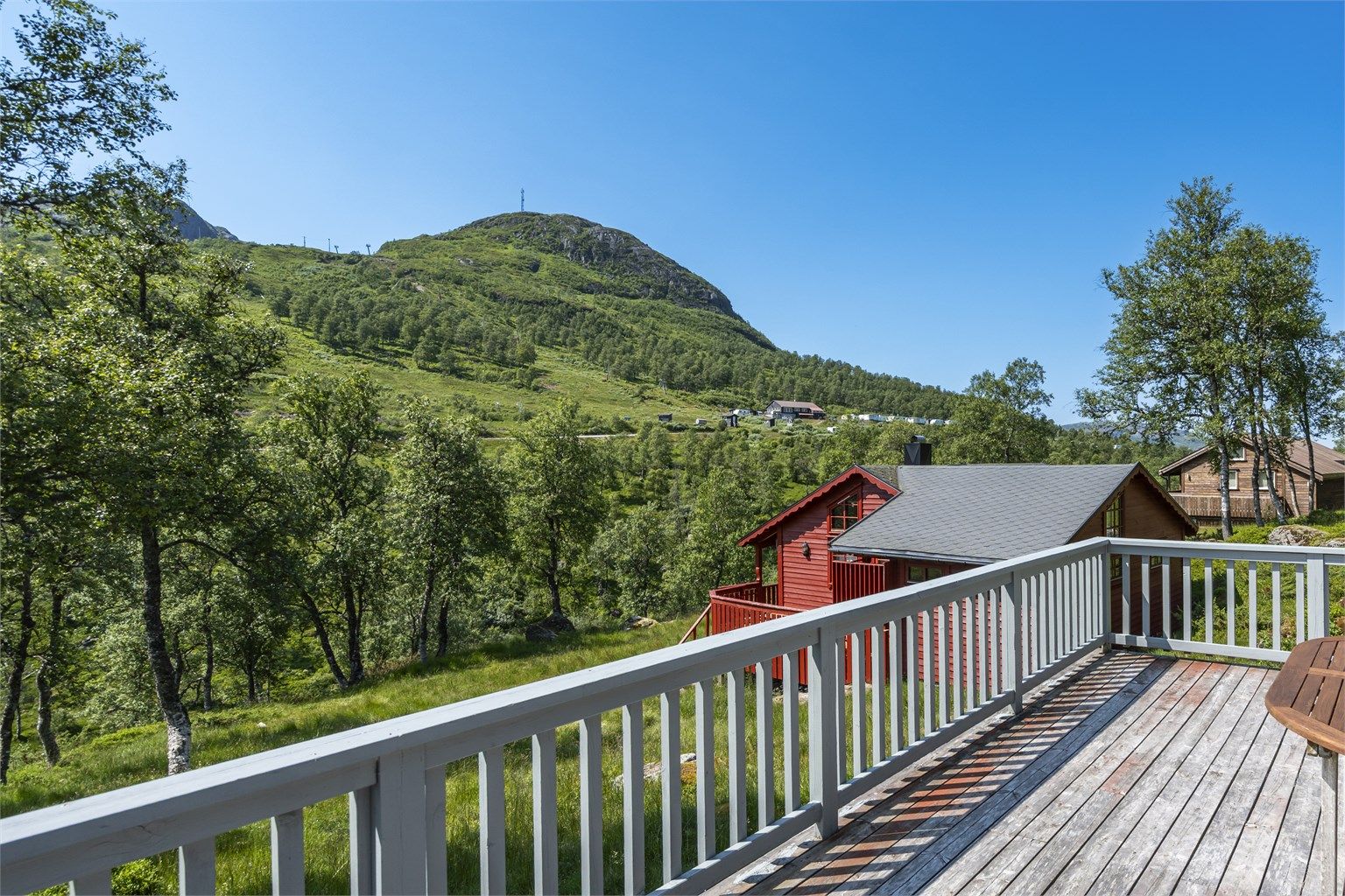 Altanen er vendt mot sørvest - her kan du nyte solen hele dagen. 