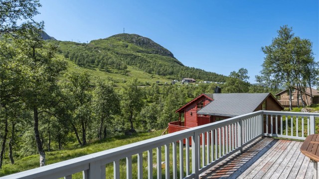 Altanen er vendt mot sørvest - her kan du nyte solen hele dagen.