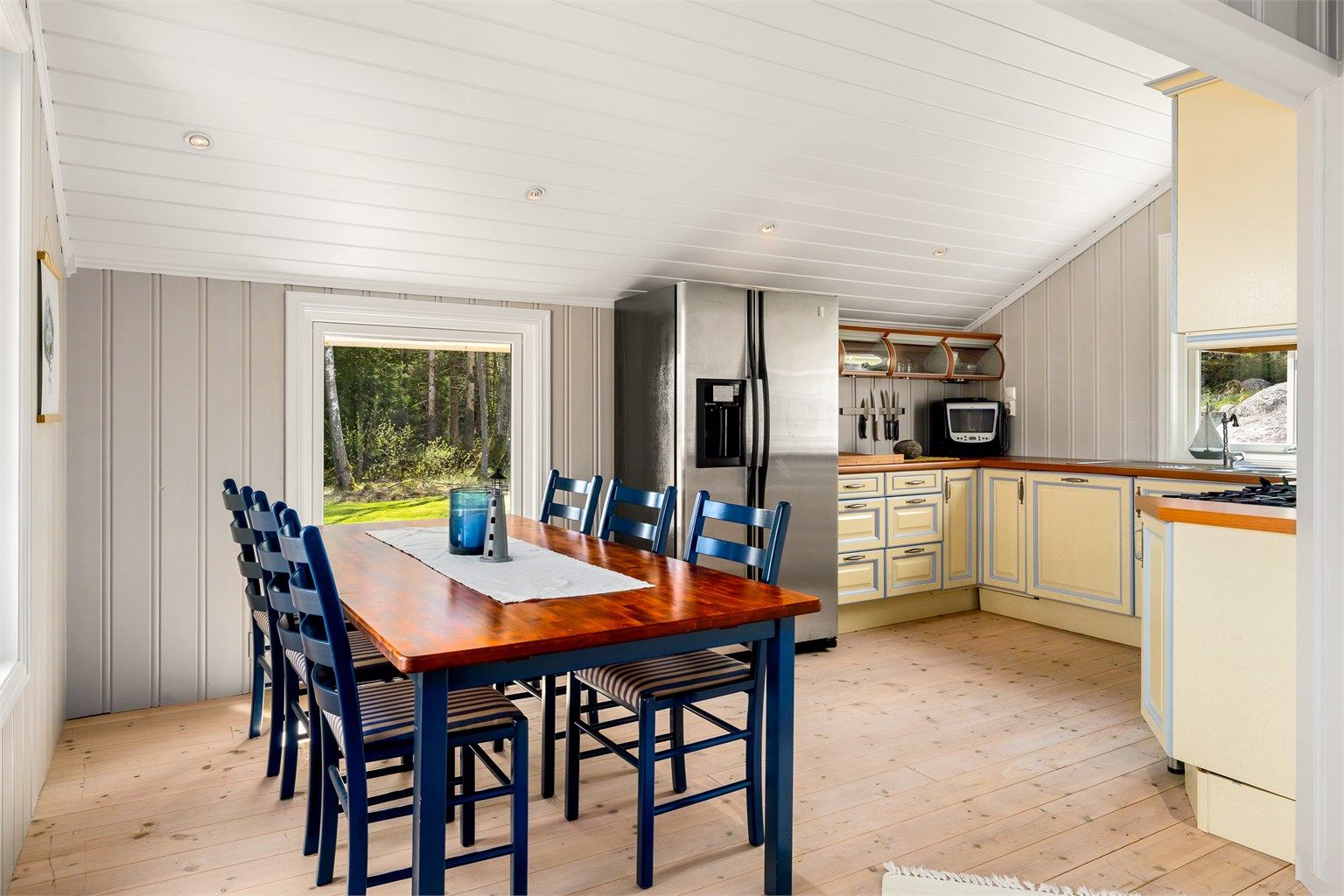 Her er det rikelig med plass til stort kjøkkenbord og hele familien.