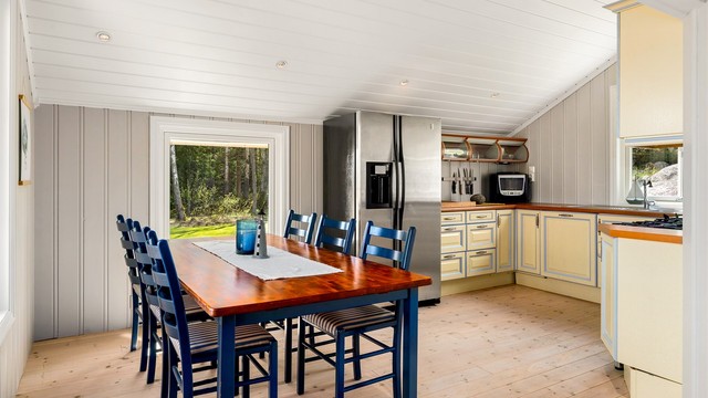 Her er det rikelig med plass til stort kjøkkenbord og hele familien.