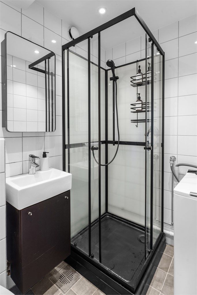 Baderom er oppgradert i 2010 med nye gulvfliser, veggfliser og ny himling med downlights - Varmekabler på gulv.