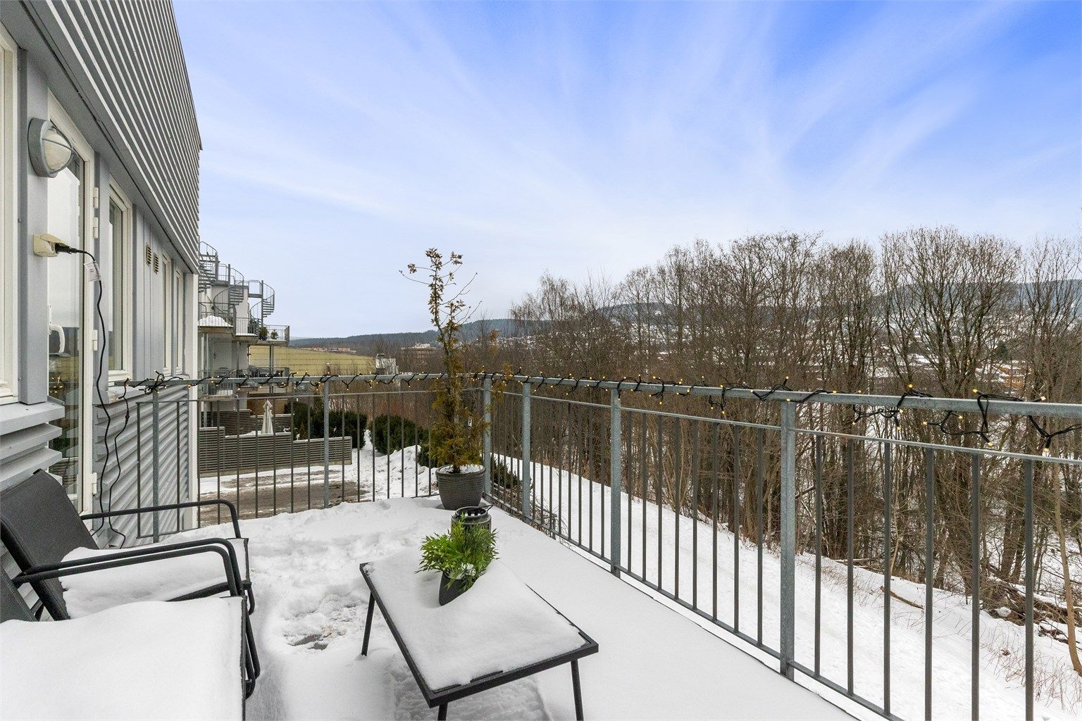 Stor balkong på ca. 11 kvm med god plass til utemøbler