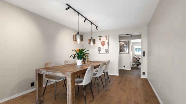 I spisestuen er det god plass til stort spisebord. Delvis åpen løsning mot kjøkkenet.