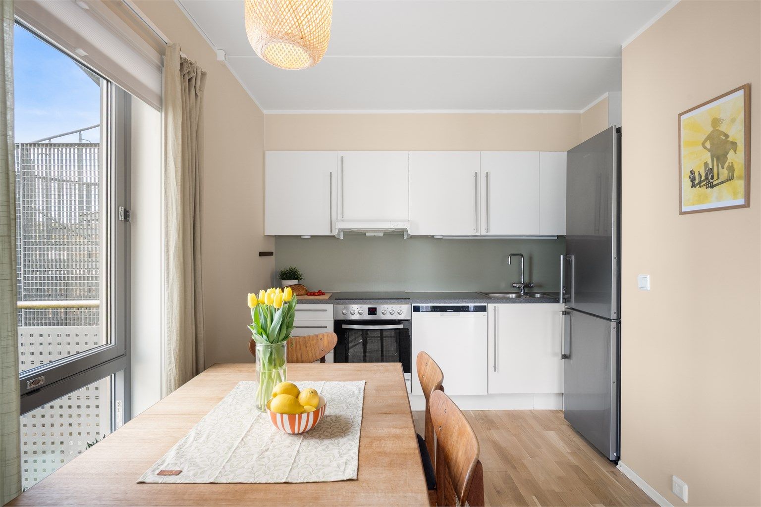 Kjøkkenet er utstyrt med stekeovn, platetopp og oppvaskmaskin.