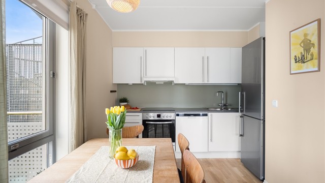 Kjøkkenet er utstyrt med stekeovn, platetopp og oppvaskmaskin.