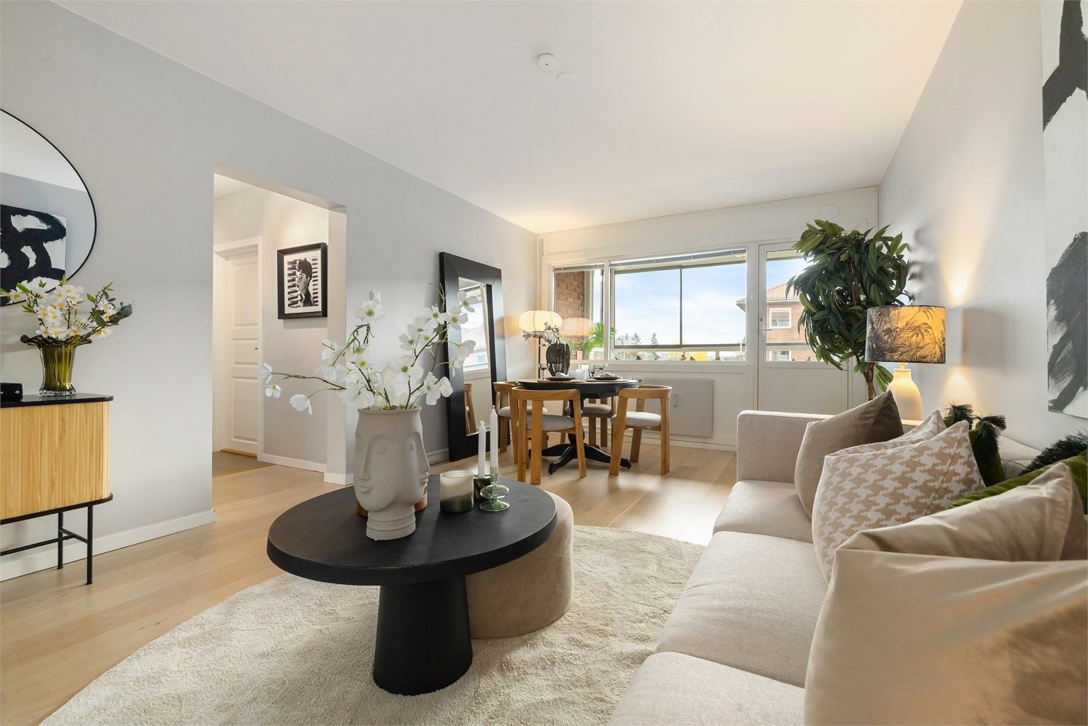 Stue - rommet er av god størrelse så her er det flere muligheter for møblering