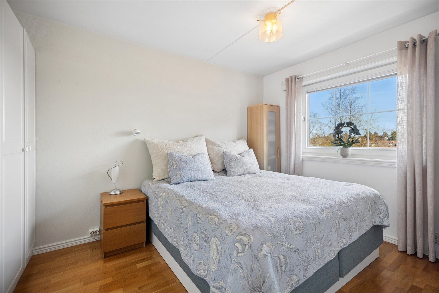 Boligen har to soverom som begge fremstår lyse og luftige, med stor vindusflate som slipper inn rikelig med dagslys. 