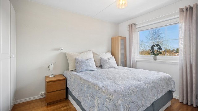 Boligen har to soverom som begge fremstår lyse og luftige, med stor vindusflate som slipper inn rikelig med dagslys.