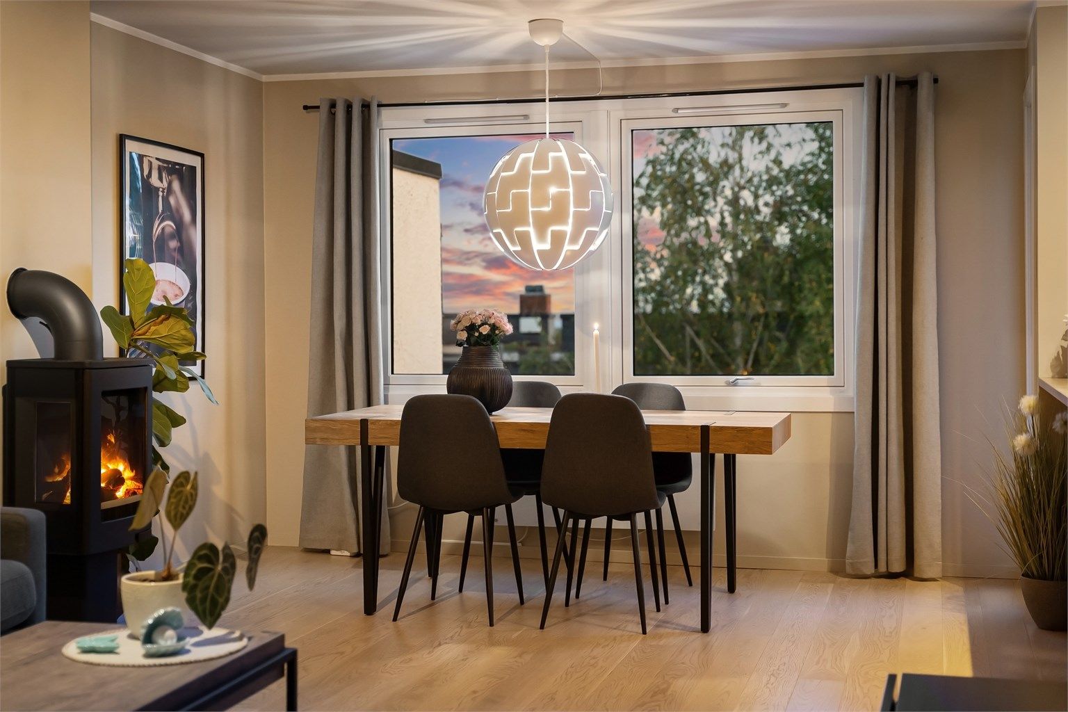 Gjennomgående 3-roms andelsleilighet med 1-stavs parkett og peisovn i stuen.
Foto: Zovenfra