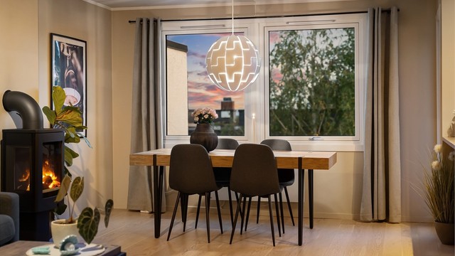 Gjennomgående 3-roms andelsleilighet med 1-stavs parkett og peisovn i stuen.
Foto: Zovenfra
