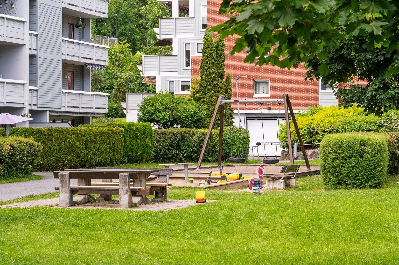 Felles tomt er opparbeidet med blant annet asfalterte veier, plenarealer, sittegrupper og lekestativ 